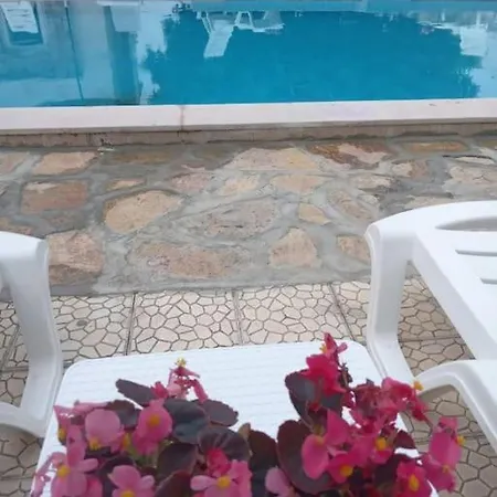 Cozy And Central With Shared Pool Near Beach In Apartment