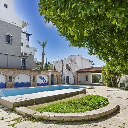 Apartment Cozy And Central With Shared Pool Near Beach In