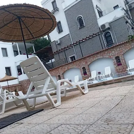 Cozy And Central With Shared Pool Near Beach In Apartment Bodrum