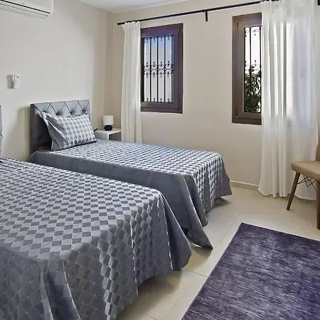 Cozy And Central With Shared Pool Near Beach In