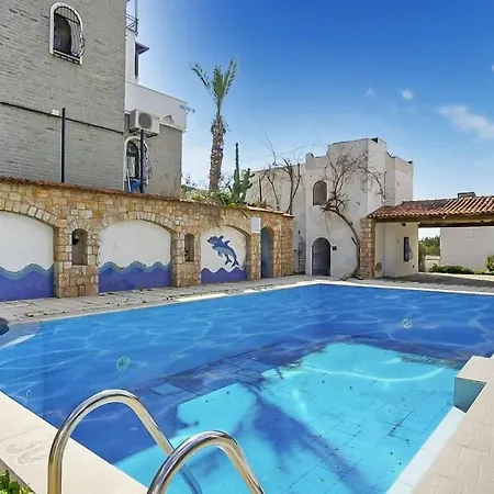 Cozy And Central With Shared Pool Near Beach In