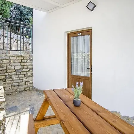 Cozy And Central With Shared Pool Near Beach In
