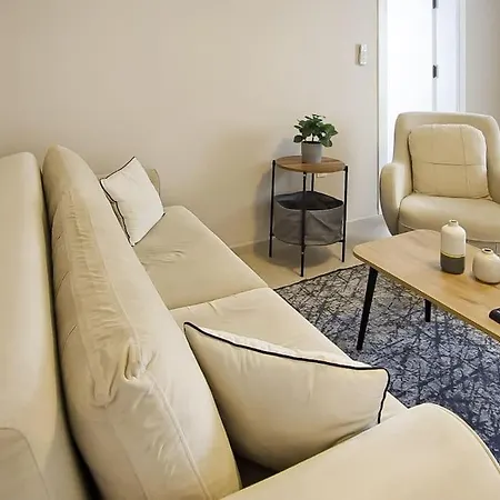 Cozy And Central With Shared Pool Near Beach In *