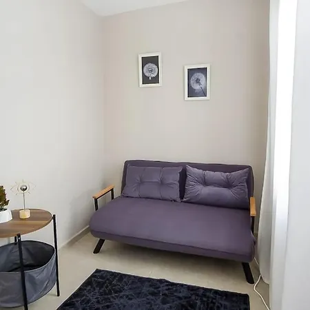 Cozy And Central With Shared Pool Near Beach In *