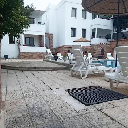 Cozy And Central With Shared Pool Near Beach In * 博德鲁姆