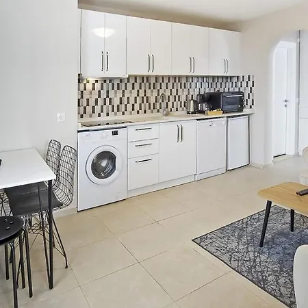 Cozy And Central With Shared Pool Near Beach In 公寓 *