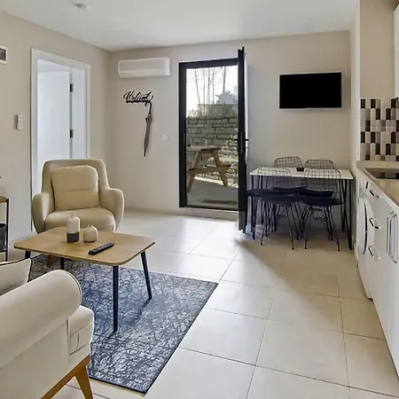 Cozy And Central With Shared Pool Near Beach In 博德鲁姆