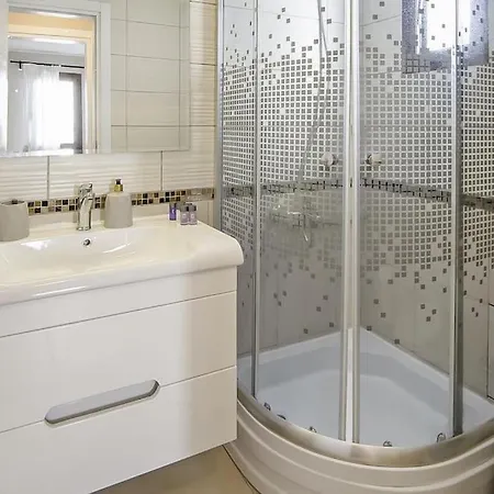 公寓 Cozy And Central With Shared Pool Near Beach In *